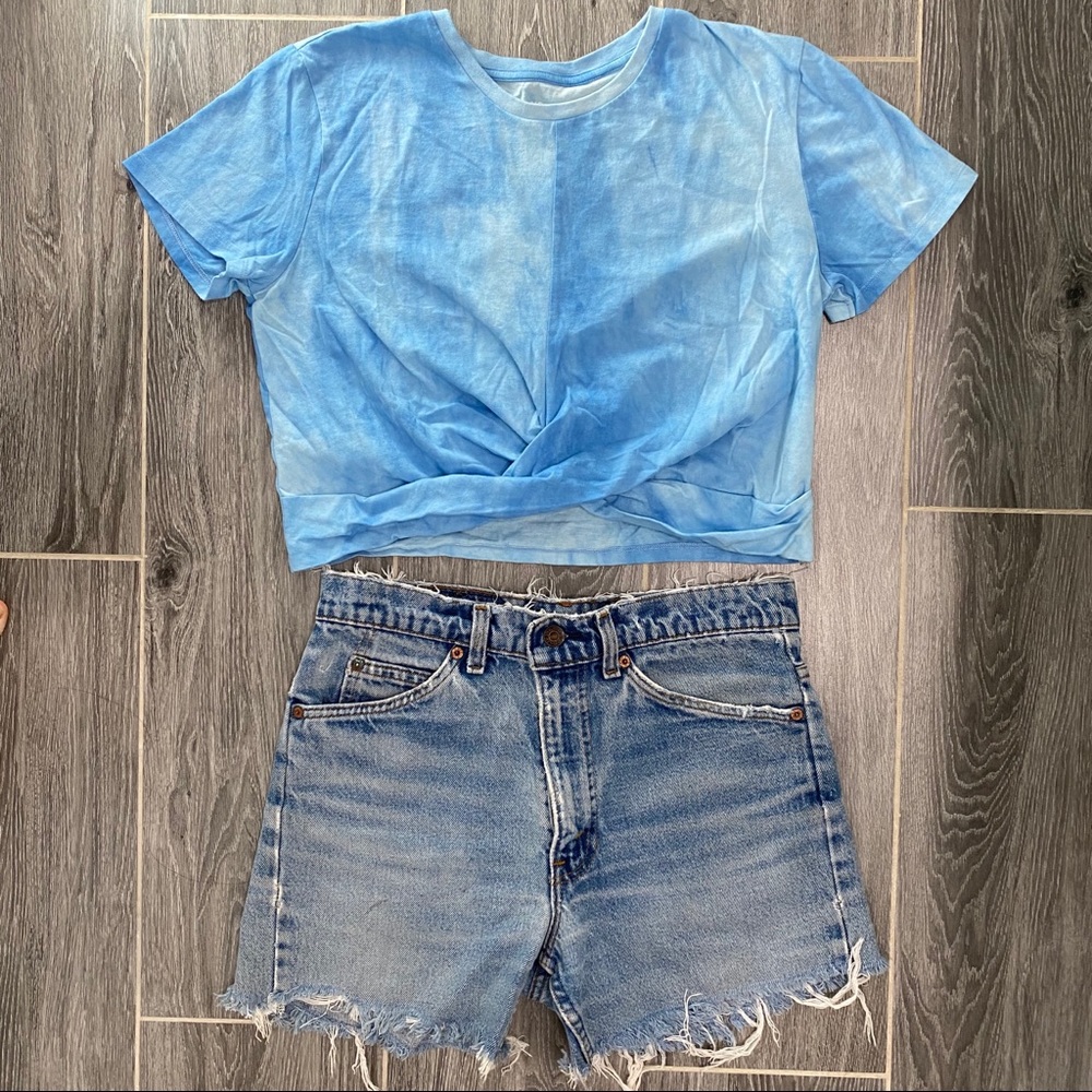 SOLD ❌ blue and white tie dye cropped short sleeve